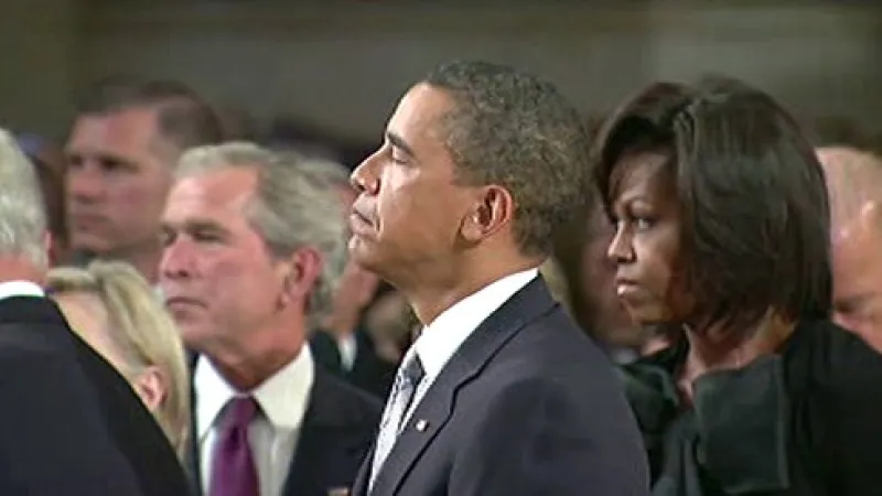 George W. Bush a Barack Obama s manželkou Michelle na pohřbu Edwarda Kennedyho