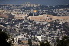 Útok tří Palestinců u Jeruzaléma má jednu oběť, několik lidí je zraněných