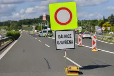 Část D10 je po nehodě asi osmi aut uzavřená