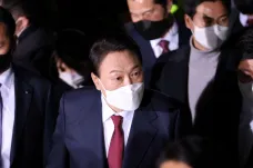 Jihokorejci rozhodli o prezidentovi ve „volbách nesympatických“. Velmi těsně vyhrál opoziční kandidát