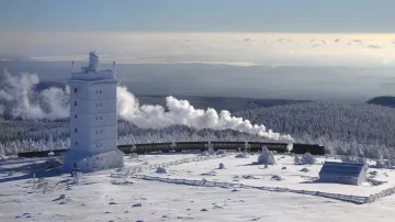 Parní vlak v zimní krajině německého pohoří Brocken