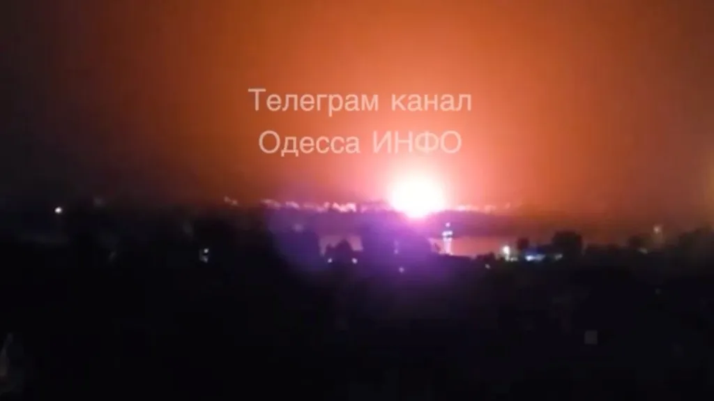 Pohled z ukrajinského Izmajilu na výbuch u rumunského Plauru
