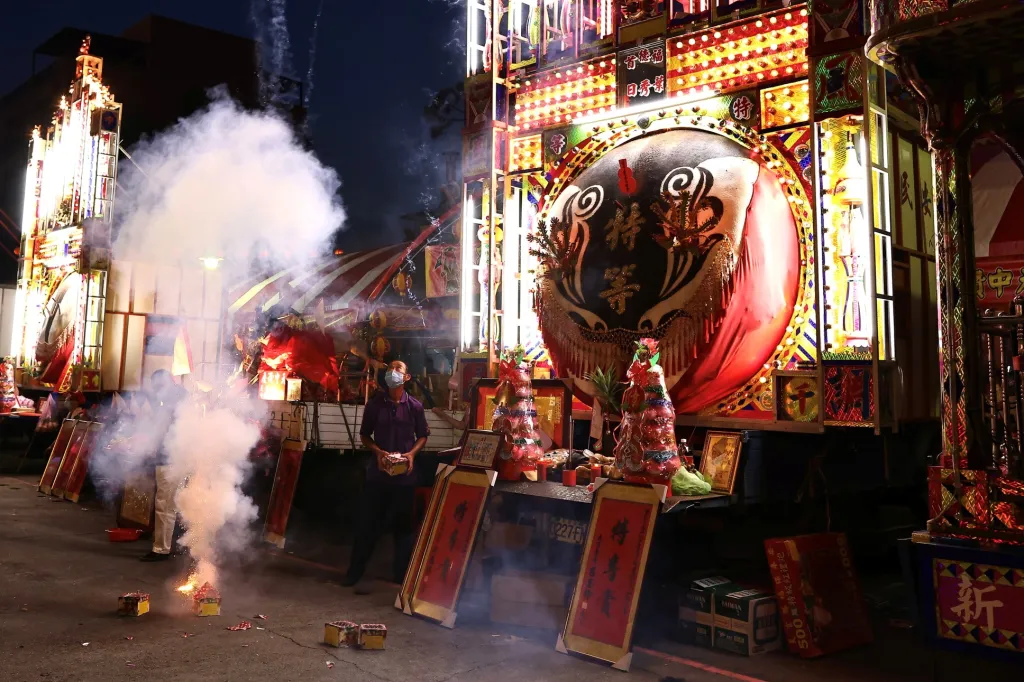 Festival hladových duchů se koná v zemích, jejichž obyvatelé vyznávají taoismus nebo buddhismus. Fotografie ukazují tradice věřících v Tchaj-peji na Tchaj-wanu