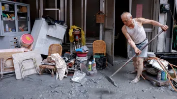 Tchajwanci uklízejí škody po tajfunu Ragasa ve městě Hualien