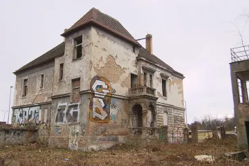 Jak na strašidelné domy ve městech? Vyvlastněním i finanční kompenzací za památkovou ochranu 