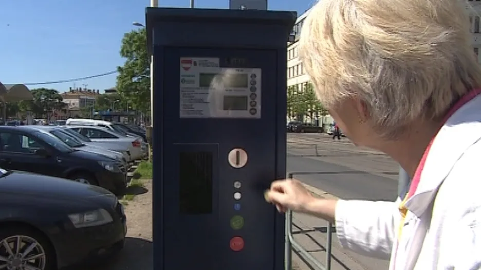 V nových parkovacích automatech se dá platit jen mincemi
