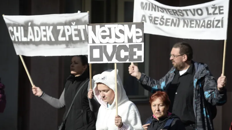 Bývalí studenti UJAK protestovali před ministerstvem školství