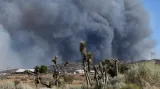 Dým z požáru v San Bernardinu. Úřady vyhlásily evakuaci, která se týká 82 tisíc lidí.