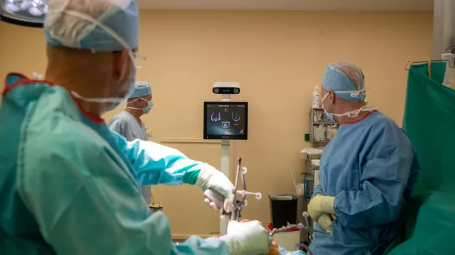 Lidé na náhradu kloubu čekají až tři roky. Změnit to mají i roboti