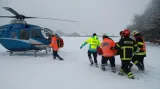 Do nemocnice odvezl řidiče posypového vozu vrtulník