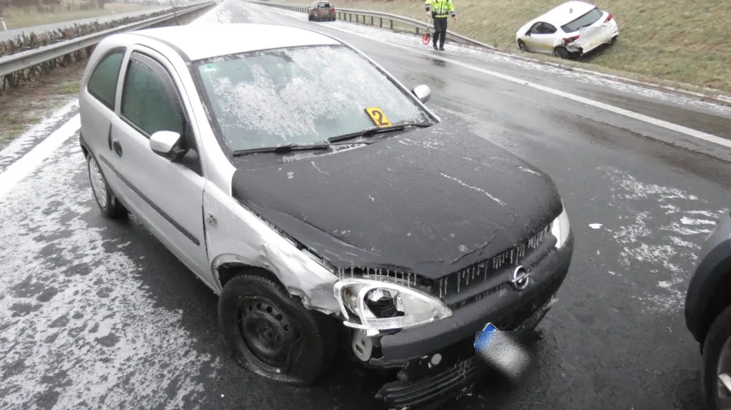 Dopravní nehoda na zledovatělé dálnici D6