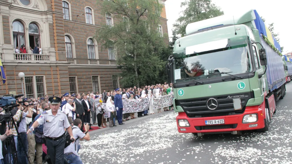 Převoz ostatků obětí ze Srebrenice