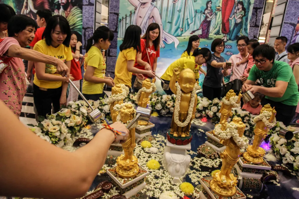 Další způsob uctívání Buddhy se odehrává v Severní Sumatře. Lidé polévají sošky Buddhy vodou, která symbolizuje čistotu