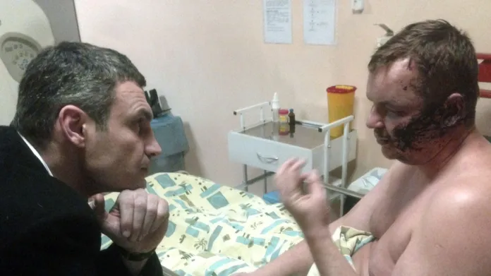 Lídr opozice Vitalij Klyčko (vlevo) navštívil Dmytro Bulatova v kyjevské nemocnici