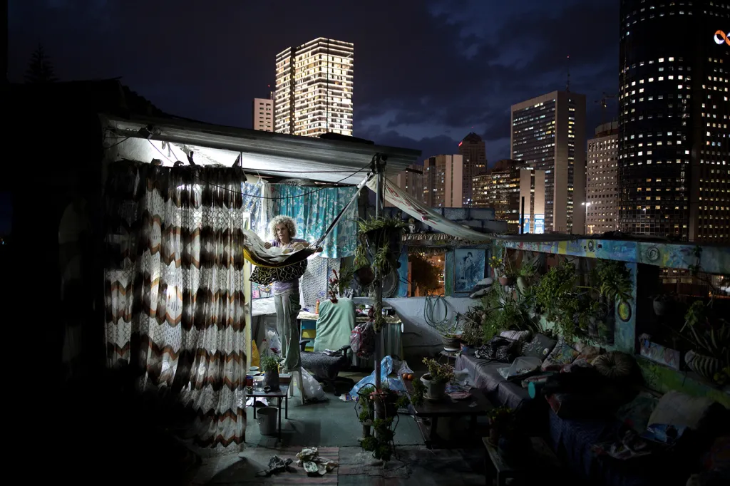 Umělkyně Ana Ashury skladuje svá díla na střeše svého domu ve čtvrti Ramat Gan na předměstí Tel Avivu. Prostor zároveň nabízí jako místo pro workshopy a galerii studentům umění.
