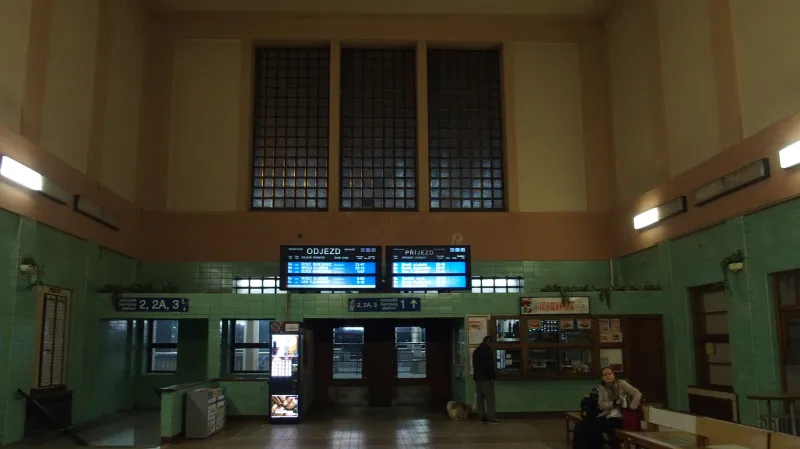 Majestátní hala velenického nádraží matně vzpomíná na časy, kdy se to tady hemžilo celníky. Dnes zde ani není pokladna s nepřetržitým provozem.