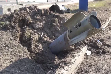 Útok na divadlo v Mariupolu by mohl mít tři sta obětí. Rusko zaútočilo na velitelství ukrajinského letectva