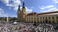Lidé na shromáždění v poutním místě Velehrad, snímek z července 2024