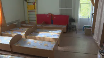 Prázdné postýlky v chersonském sirotčinci