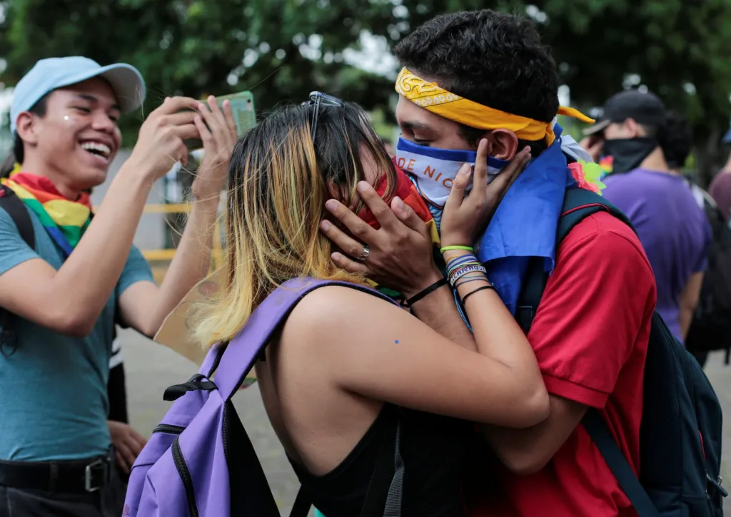 Něha proti násilí