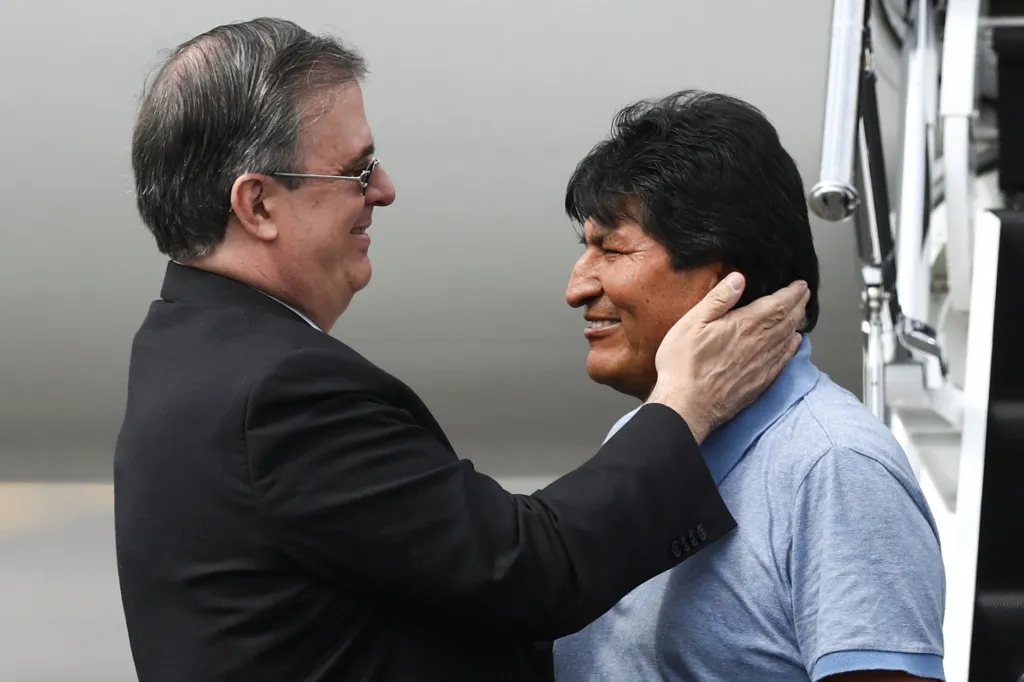 Bolivijského prezidenta Eva Moralese vítá mexický ministr zahraničí Marcelo Ebrard poté, co jeho země nabídla Moralesovi azyl