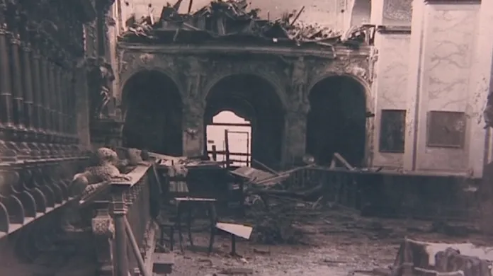 Dobový snímek po vybombardování kostela