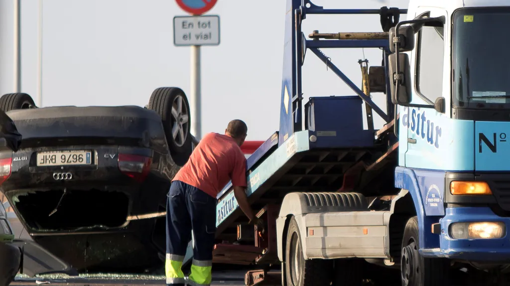 Nakládání auta použitého útočníky ve španělském Cambrils