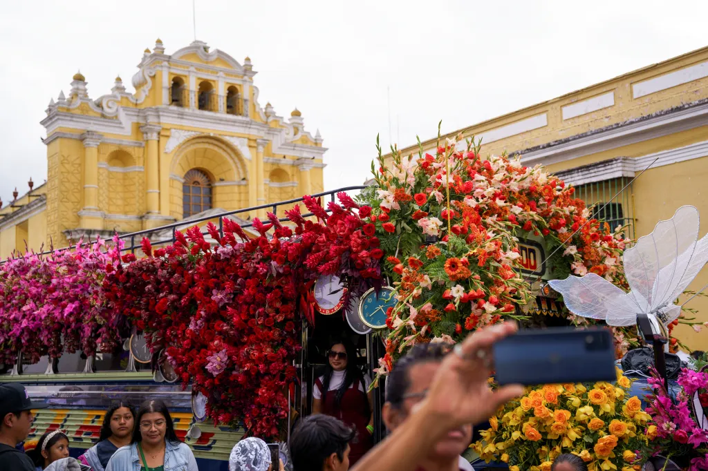 Lidé si fotí autobus ozdobený květinami během festivalu