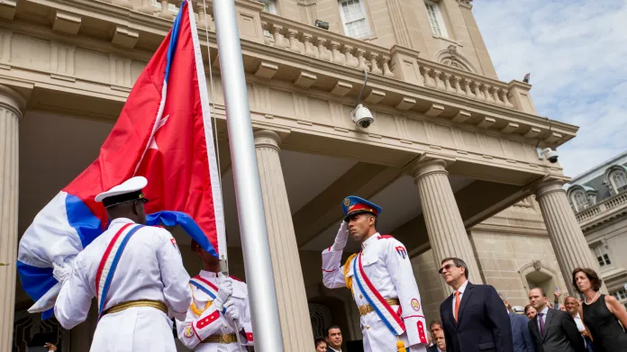Kubánský ministr zahraničí Rodríguez přihlíží vyvěšení kubánské vlajky ve Washingotnu