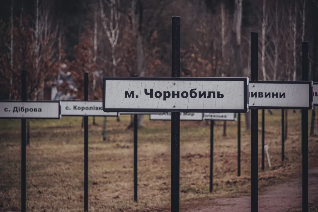 Cedule se jménem města Černobyl v jednom z mnoha místních památníků