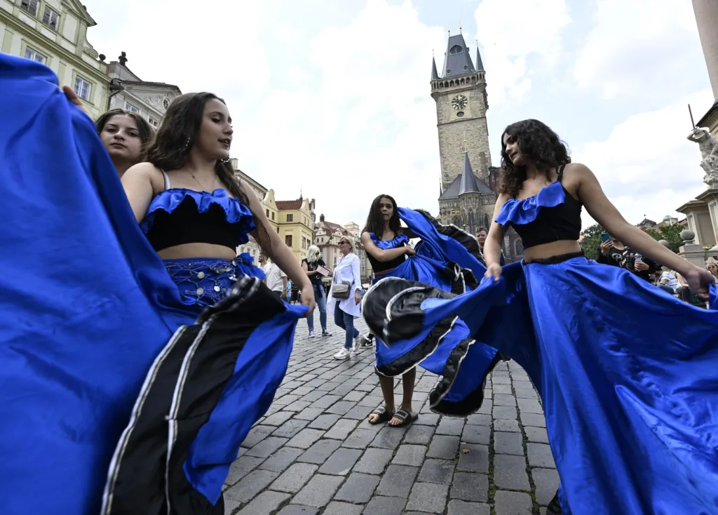 Romští umělci a umělkyně v pestrých kostýmech se na svou každoroční cestu středem hlavního města vydali krátce před polednem z Václavského náměstí