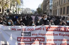 Několik tisíc řeckých učitelů a studentů demonstrovalo navzdory zákazu proti policii na univerzitách