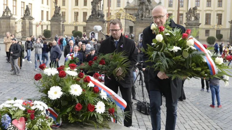 Rektor Univerzity Jana Evangelisty Purkyně Martin Balej a rektor Masarykovy univerzity Mikuláš Bek položili květiny u sochy TGM na Hradčanském náměstí