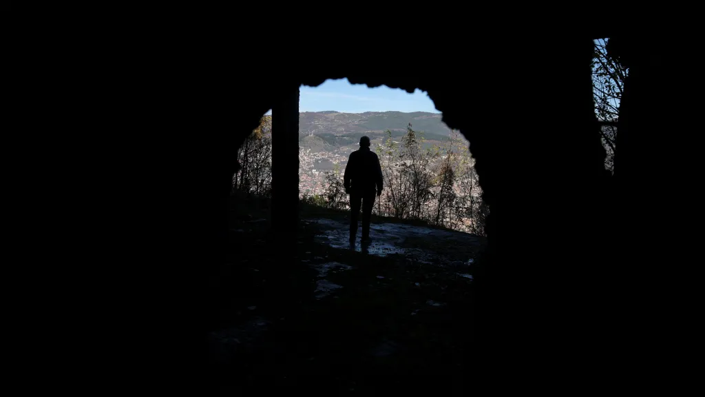 Díra v sarajevské budově poškozené válkou v letech 1992–1995