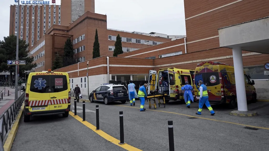 Sanitky zaparkované u nemocnice 12 de Octubre v Madridu