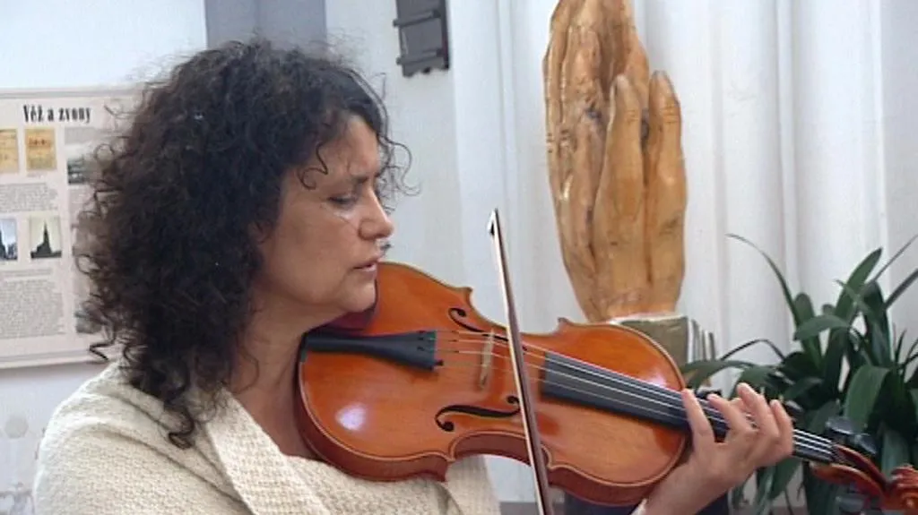 Iva Bittová při koncertě v kostele ve Frýdku-Místku