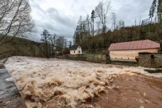 Povodňové stupně platí v Česku na více než padesátce míst. Hory zasáhnou další vydatné srážky, přidá se vítr