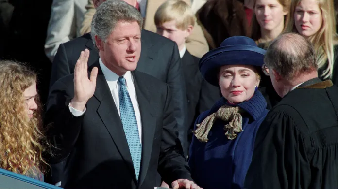 Inaugurace Clintona z ledna 1993. Prezident sliboval hlavně domácí práci, řešit musel i kontroverzní Bosnu či Irák