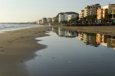 Moře polyká albánské pobřeží. Situace je dramatická, varují rybáři i ekologové