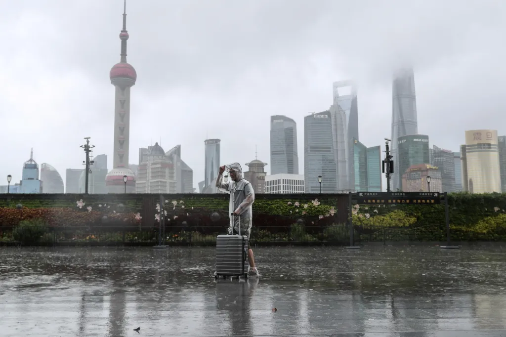 Tajfun In-fa prochází Čínou. Zasáhnul oblasti kolem města Šanghaj a Tchaj-čou