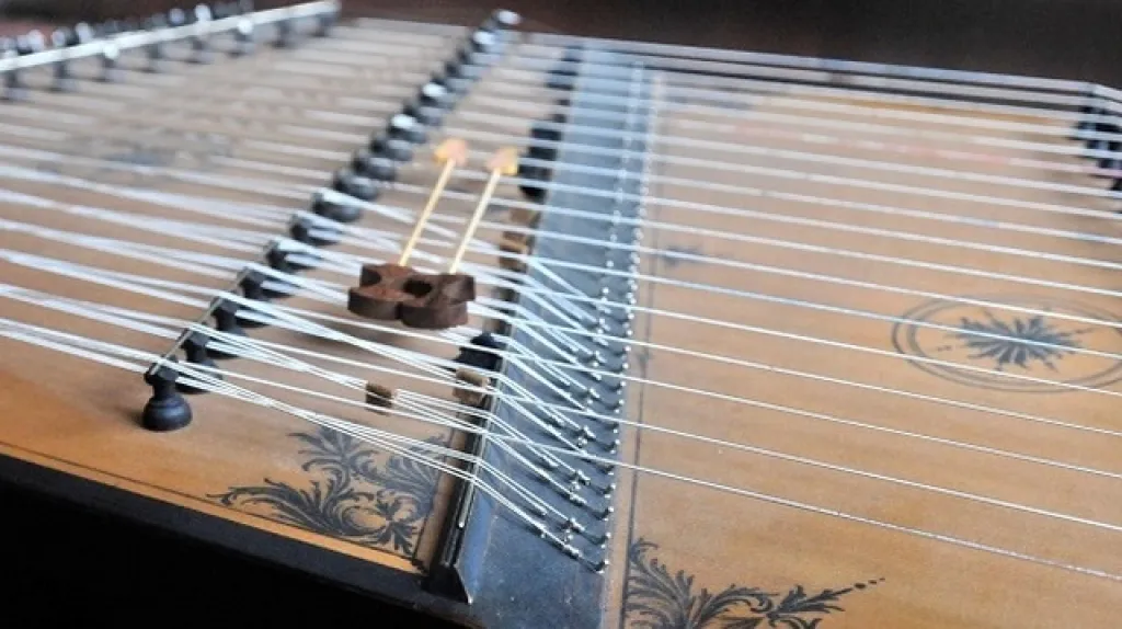 Středověký hudební nástroj psaltérium