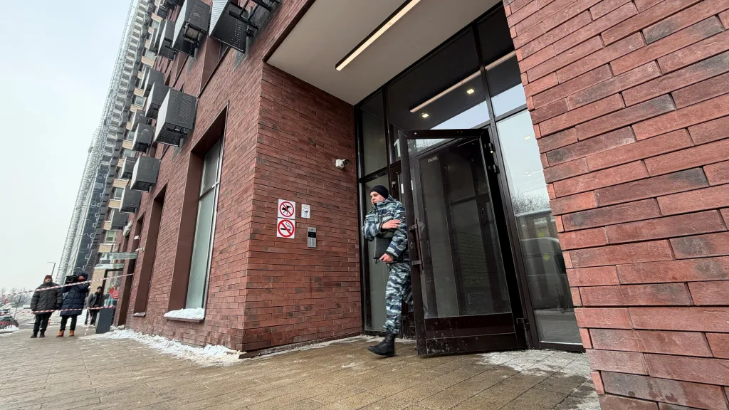 Policista vychází z obytné budovy v Moskvě, kde došlo k postřelení generálporučíka Vladimira Alexejeva