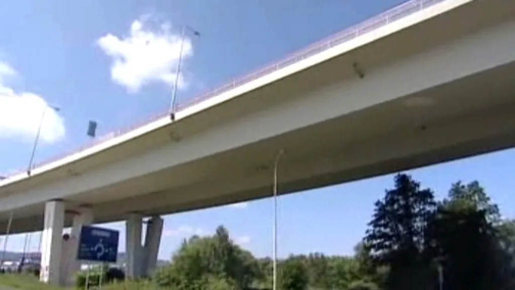 Jeden z mostů na silnici R6