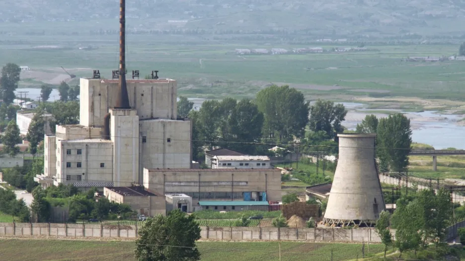Severokorejské nukleární zařízení v Jongbjonu (foto z roku 2008)