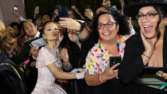 Ariana Grande se fotí s fanoušky při premiéře filmu Čarodějka v Los Angeles