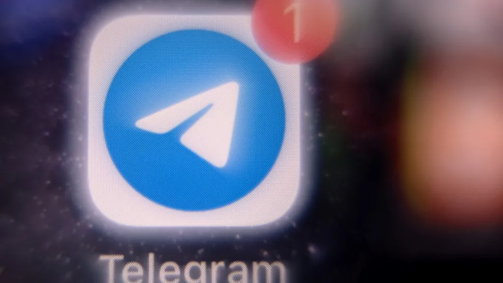 Logo chatovací aplikace Telegram na telefonu v Moskvě, archivní snímek