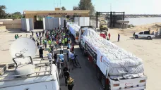Kamiony s humanitární pomocí přejíždějí z Egypta do Pásma Gazy