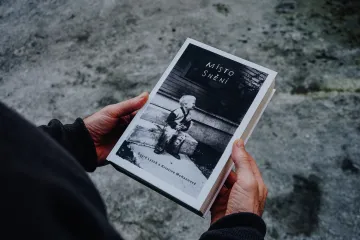 Lynch se podělil o Místo snění. Navrhuje v něm nábytek a vzpomíná na Československo