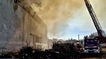 Pomocí techniky museli hasiči odstranit ohořelé plechy