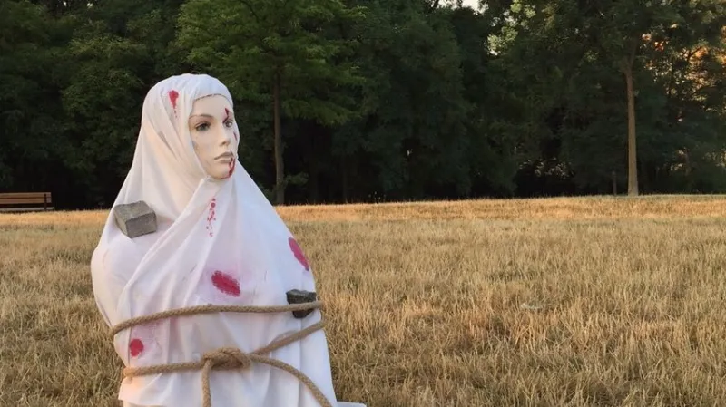 Socha ukamenované muslimky v centrálním parku Lužiny